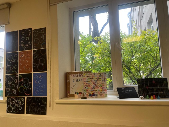 Rokdarbu pulciņa izstāde "Galda spēles" bibliotēkas telpās Mēness ielā 8 